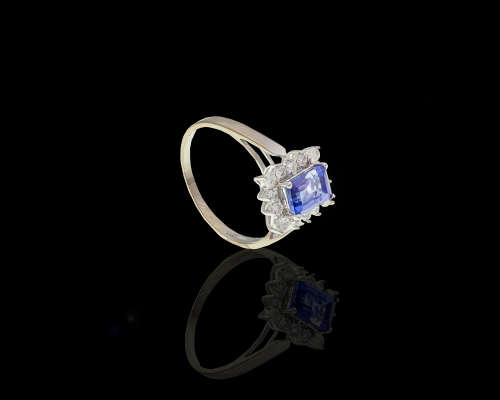 3.1 grams 18 carat White Gold Tanzanite and Diamond Ring