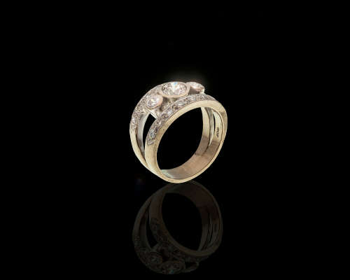 9.7 grams 18 carat White Gold Diamond Engagement Ring set