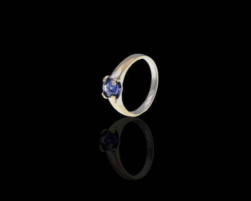 18ct (3.7 grams) White Gold 0.89ct Tanzanite Oval Shape Center stone ring