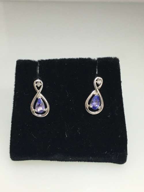 grams 9 carat White Gold Tanzanite and Diamonds Stud Earrings