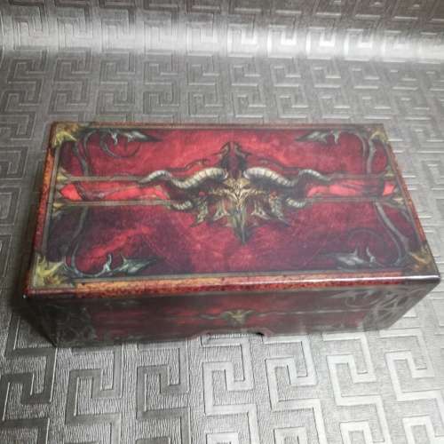 Highly detailed skull figure in box!!!!!