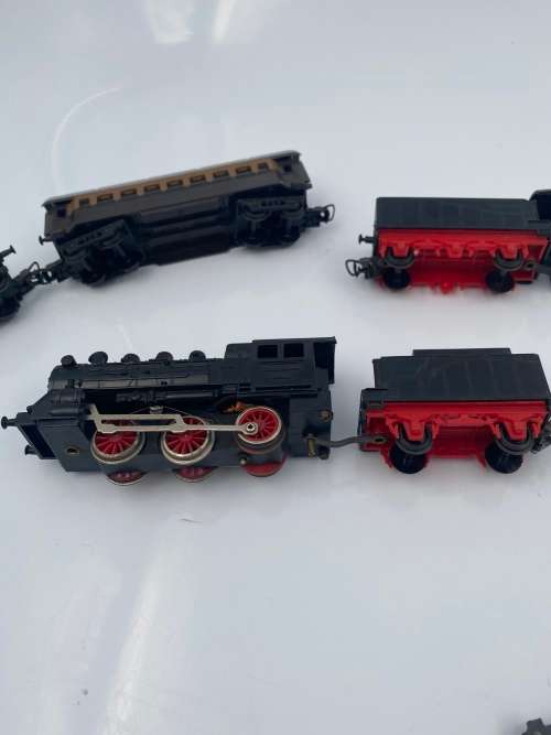 LARGE COLLECTION OF LIMA TRAINS SETS BID FOR ALL 2 LOCOMOTIVES!!!!!
