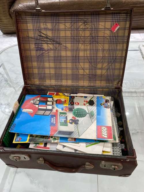 Collection of vintage legos bid for all as seen on pictures on case included!!!!