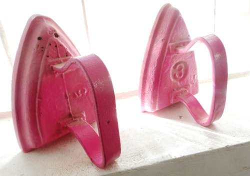 VINTAGE NO.3 & NO. 5 SAD IRONS   BOOK RESTS
