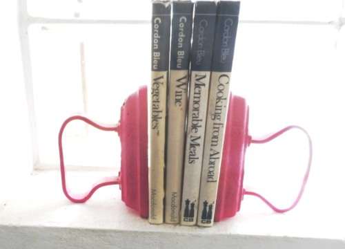 VINTAGE NO.3 & NO. 5 SAD IRONS   BOOK RESTS