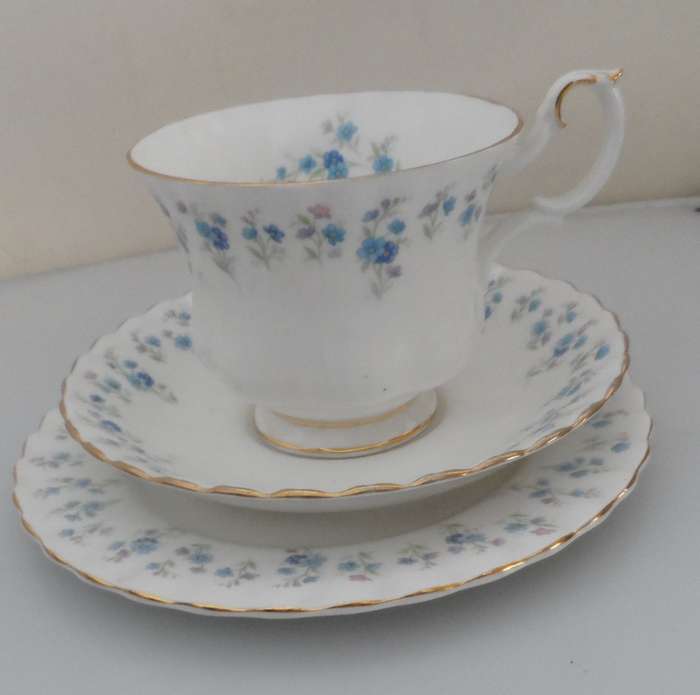 ROYAL ALBERT `MEMORY LANE ` TRIOS    6 available
