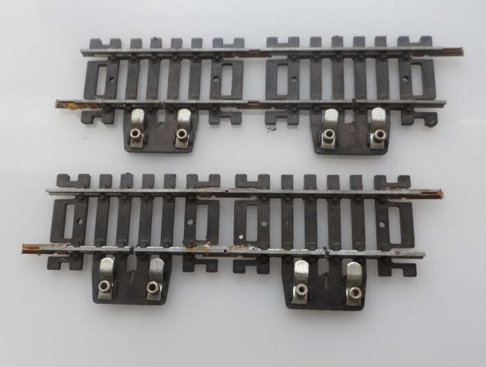 HO RAIL TRACKs , LIMA ITALY ,2 X  SHORT STRAIGHT 50 mm, 2 ins , CONNECTORS