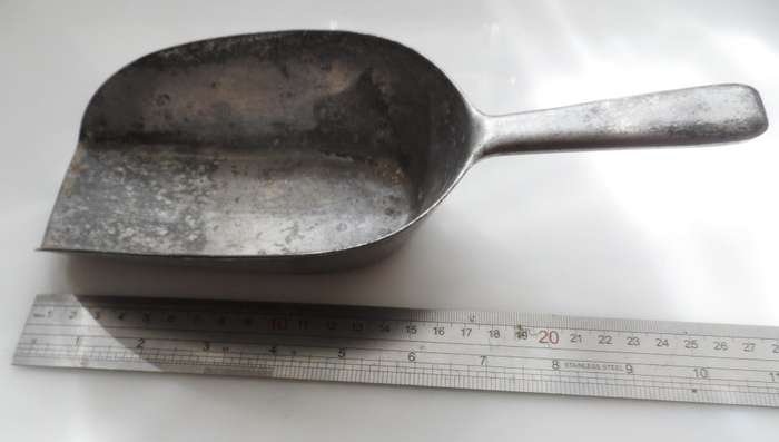VINTAGE CLASSIC, DIE CAST , DURABLE ALUMINIUM DRY GOODS SCOOP , No.9161 W. GERMANY .flour, coffee, r