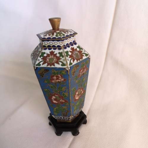 Complete set 4 potiche cloisonné with wooden support. Remarkable works of Art