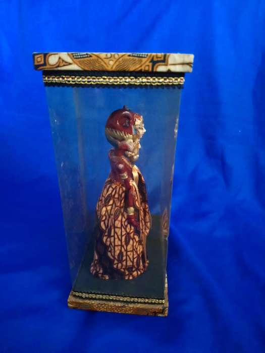 VINTAGE JATARKA INDONESIAN  PUPPET PAIR IN DISPLAY CASE.