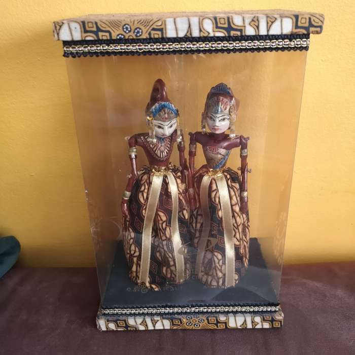 VINTAGE JATARKA INDONESIAN  PUPPET PAIR IN DISPLAY CASE.
