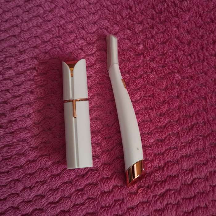 Portable Hair Removal Machine for Women with lighted non vibrating fine razor.