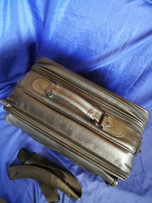 Targus Professional Black Leather Laptop Bag- Brief Case combo OCU2 Dual laptop Compartment