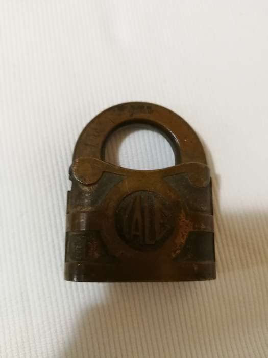 Vintage YALE & TOWNE MFG CO padlock - Made in Germany- no key.