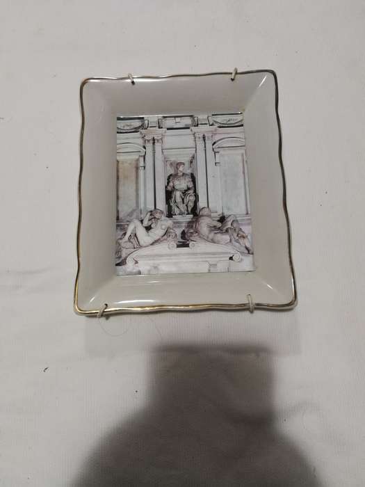 Weatherby wall plate with Artwork and wall hanger. England