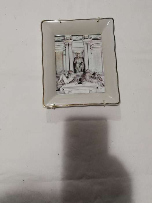 Weatherby wall plate with Artwork and wall hanger. England