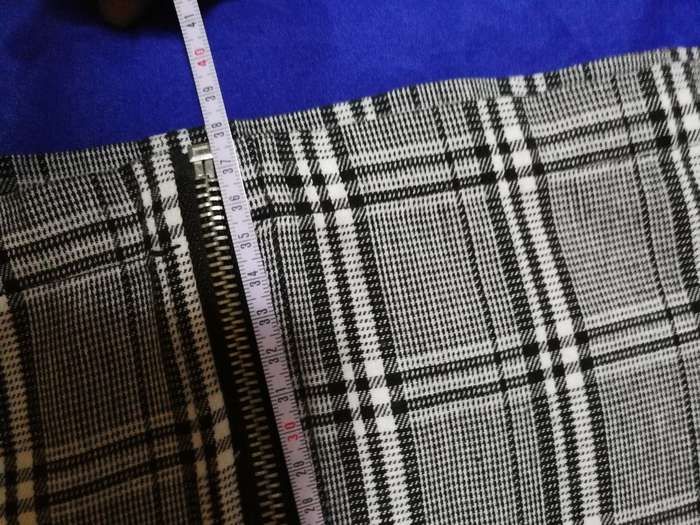 Super cute plaid tartan a-line mini skirt w zips in grey!