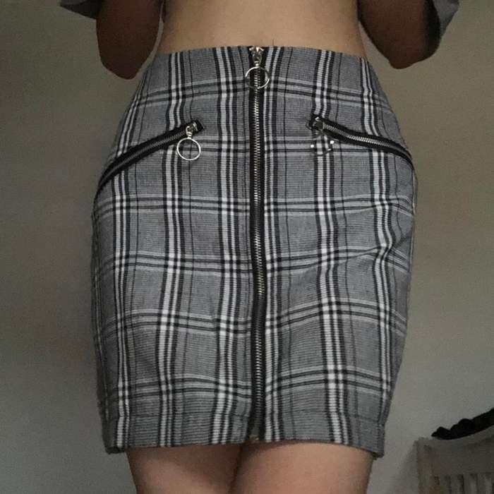 Super cute plaid tartan a-line mini skirt w zips in grey!