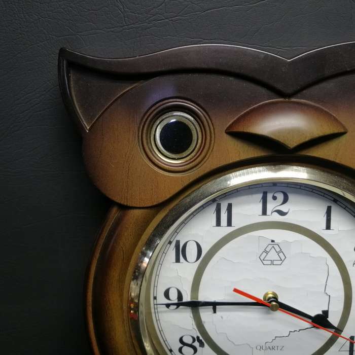 RARE!!! LARGE Original Vintage Owl Wood Finished Wall Clock (Clock Works, Pendulum Not Tested)