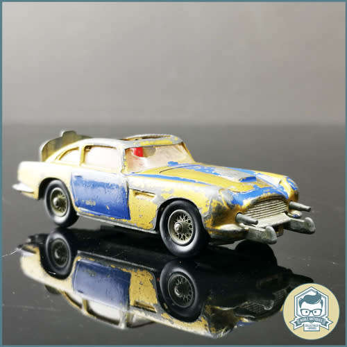 Vintage Die Cast Corgi James Bond Aston Martin DB5!!!