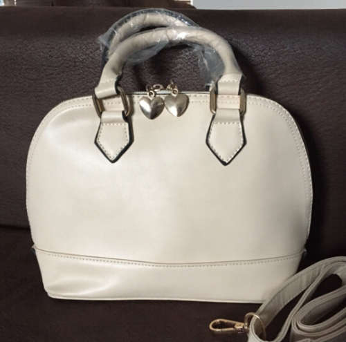 shell style handbag. With strape. Cream color.
