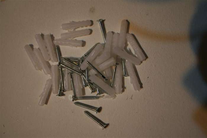 5mm Wall Plugs with screws, 20 per packet