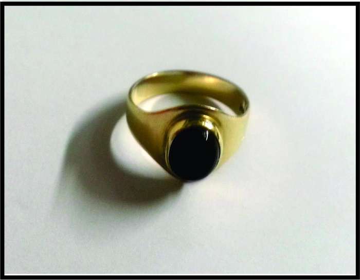 9ct gold ring with black stone