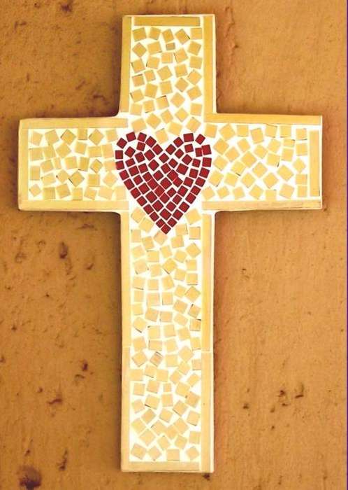 Red heart with gold coloured mosaic cross - 30 x 20 cm
