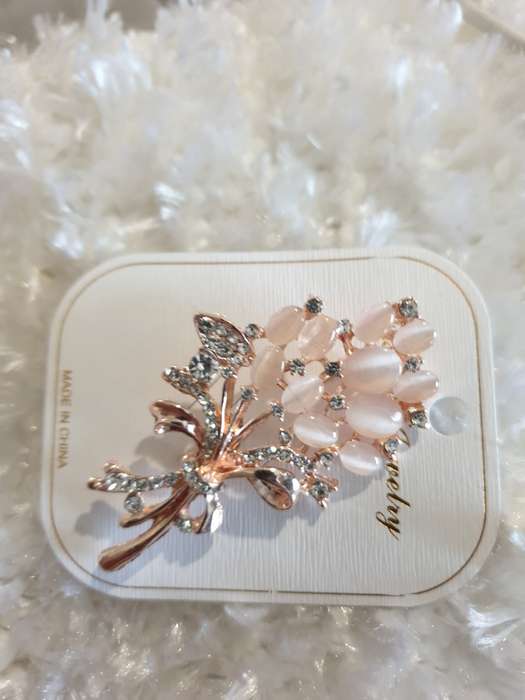 Rhinestone & Cat Eye Stone Decor Brooch