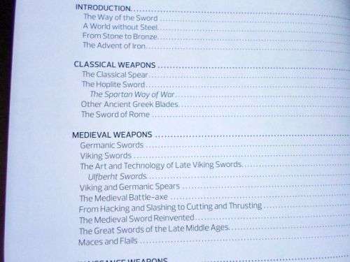 THE ILLUSTRATED HISTORY OF WEAPONS - SWORDS , SPEARS & MACES - DAVID SOUD (  weight 1 kg )