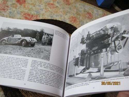 THE JAGUAR XKs - A COLLECTOR`S GUIDE - PAUL SKILLETER