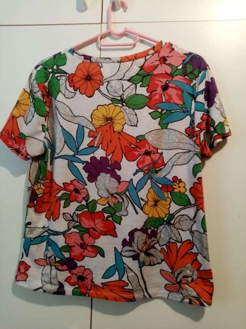 Multi-colored floral glitter top 32-34