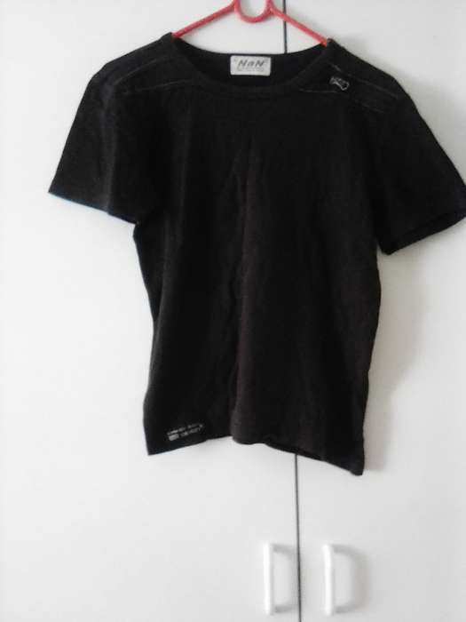 Men`s size S zip detail t-shirt