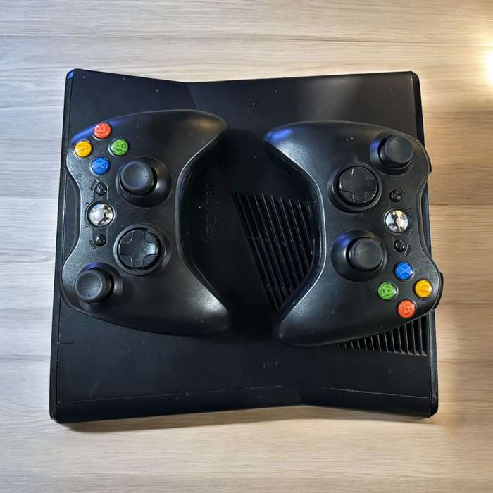 X BOX 360 500GB 2 CONTROLLERS & 11 GAMES