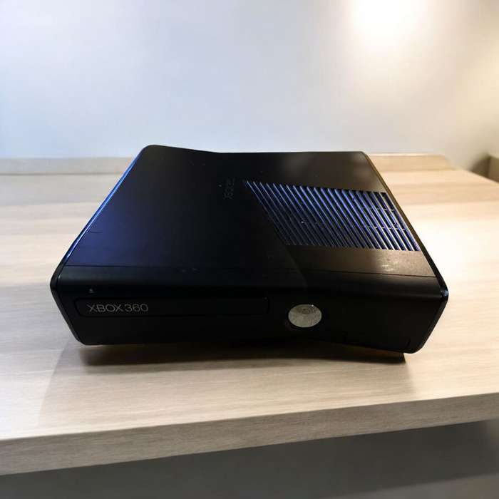 X BOX 360 500GB 2 CONTROLLERS & 11 GAMES