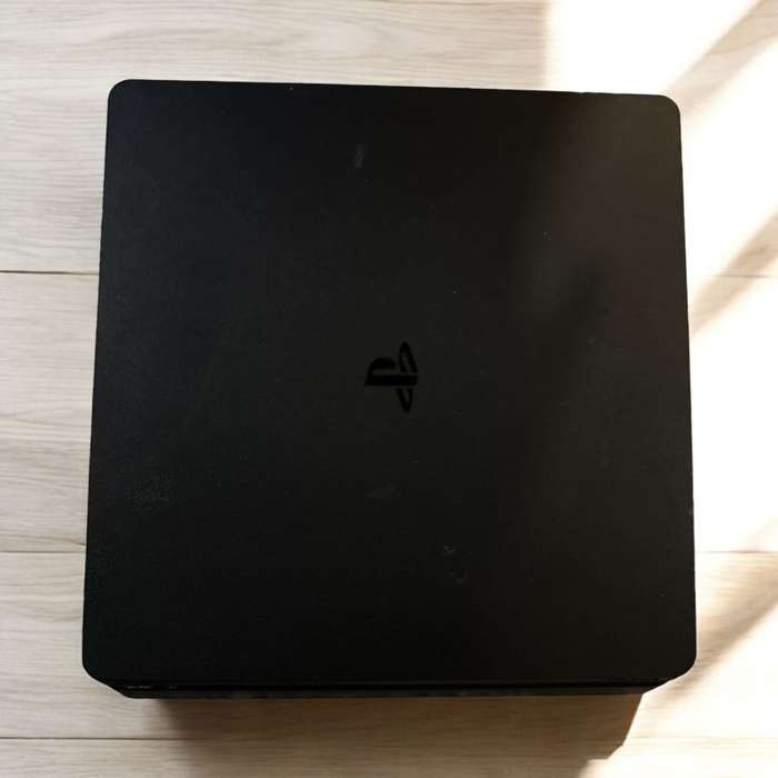 PLAYSTATION 4  SLIM 500GB WITH 8 GAMES &  2 CONTROLLERS