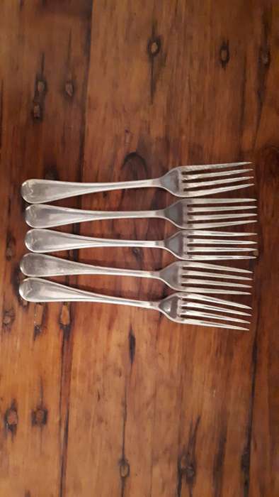 FIVE VINTAGE EBCO SILVER PLATED SALAD/ENTRE Forks