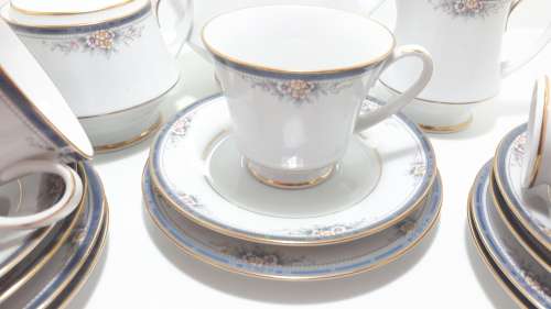 Vintage 1980s Noritake 18 Piece (20 With Lids) Fine Porcelain Tea Set  Willen Pattern 4044