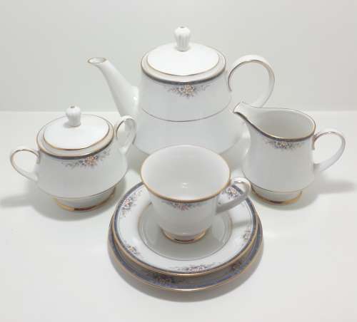 Vintage 1980s Noritake 18 Piece (20 With Lids) Fine Porcelain Tea Set  Willen Pattern 4044