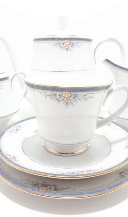 Vintage 1980s Noritake 18 Piece (20 With Lids) Fine Porcelain Tea Set  Willen Pattern 4044
