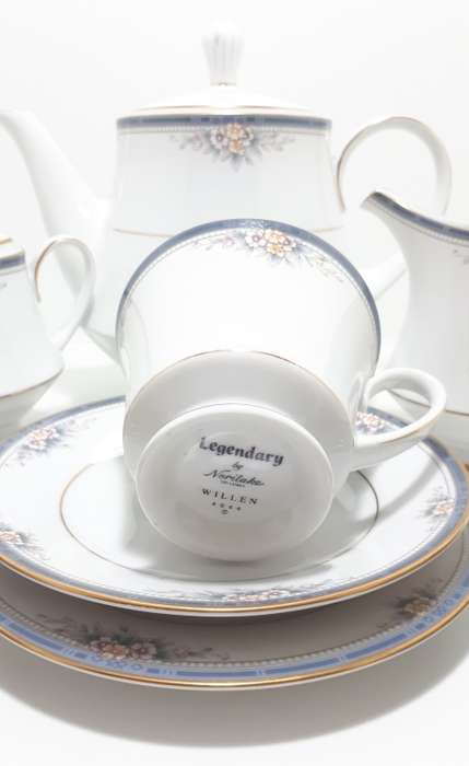 Vintage 1980s Noritake 18 Piece (20 With Lids) Fine Porcelain Tea Set  Willen Pattern 4044