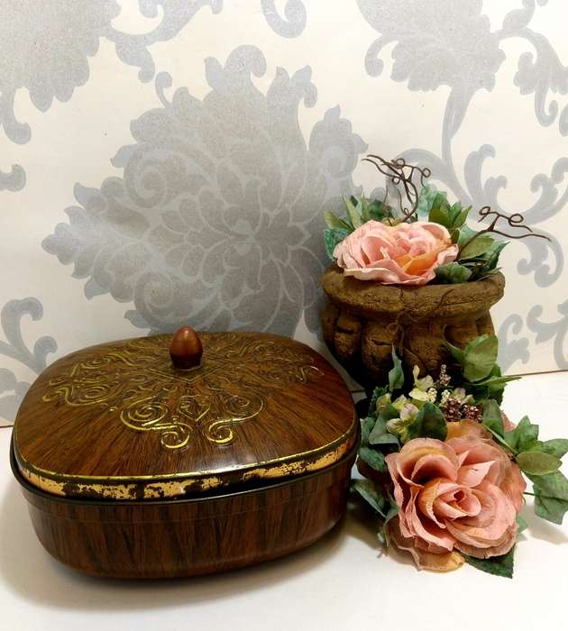 Gorgeous Mid-Century Collectable Vintage Tin  Wood Effect With Gold Embellishment & Lid Finial