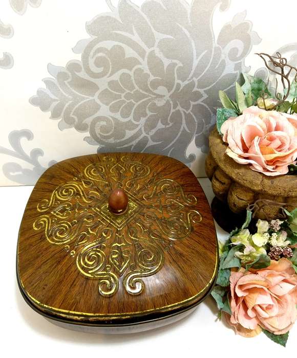 Gorgeous Mid-Century Collectable Vintage Tin  Wood Effect With Gold Embellishment & Lid Finial