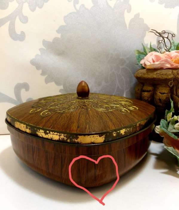 Gorgeous Mid-Century Collectable Vintage Tin  Wood Effect With Gold Embellishment & Lid Finial