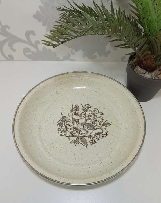 Vintage Wheat Coloured Enamel Pie Dish With Brown Flower Bouquet & Speckles