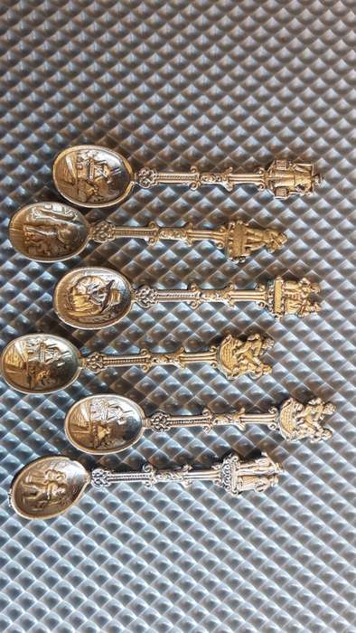 Vintage! Silver Plated Souvenir Spoons With Holder.