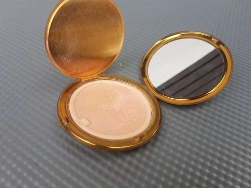 Vintage Melissa Roses In Lucite Dome Enamel Powder Compact.
