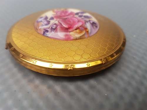 Vintage Melissa Roses In Lucite Dome Enamel Powder Compact.