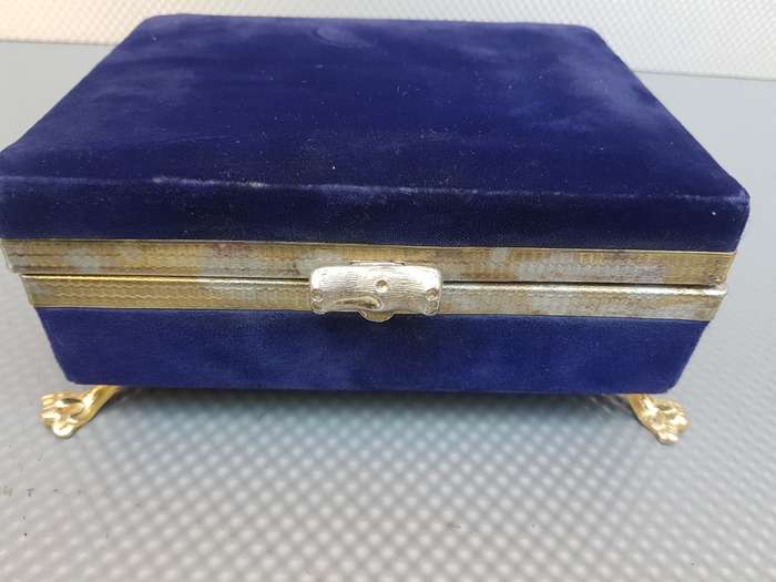 Vintage! Dorothy Gray Royal Blue Velvet Jewelry Case.
