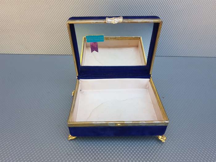 Vintage! Dorothy Gray Royal Blue Velvet Jewelry Case.